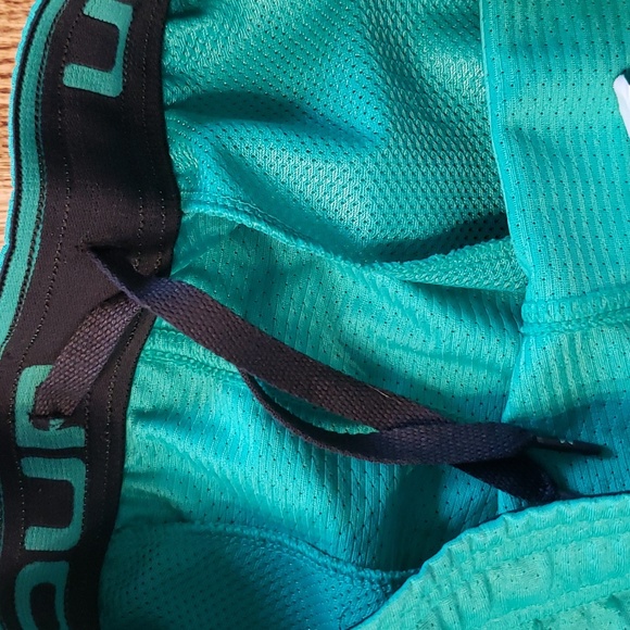 (S) Under Armour Loose Fit HeatGear Basketball Shorts Sporty Classic Gym Workout - Picture 10 of 10